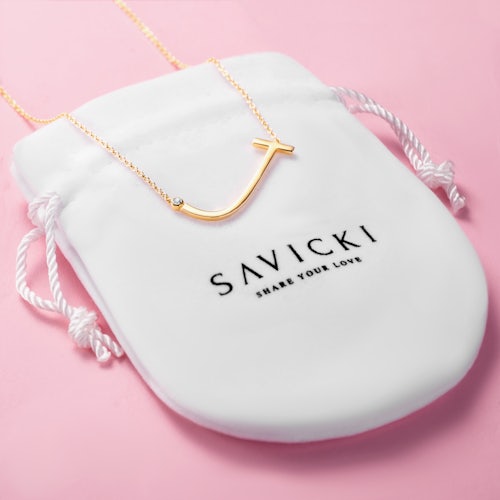 Naszyjnik celebrytka litera J Savicki: srebrny pozłacany, biały szafir